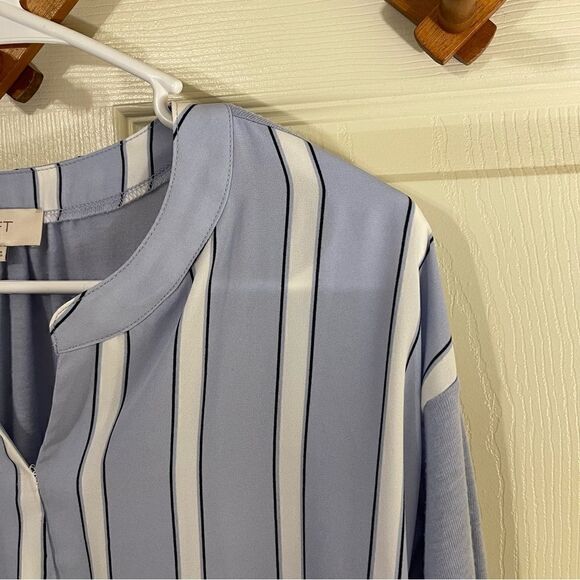 LOFT Women's Blue Blouse - Picture 3 of 7